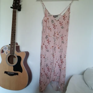 Pink dress with flowers - Good condition, barely worn.