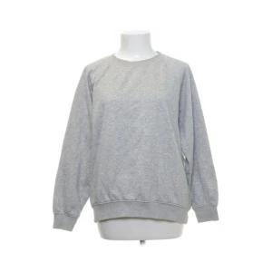 Sweatshirt  - Basic sweatshirt, lite oversized, skriv för egna bilder osv💗💗