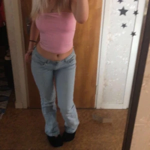 Low jeans - Säljer ljus blåa låg midjade jeans, de är i bra skick.  Köpte för 499kr och säljer för 320kr då de är i så bra skick😊