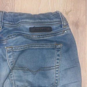 Diesel lågmidjade jeans - Säljer dessa jättefina lågmidjade bootcut jeans från diesel då jag rensar garderoben. De är justerbara i midjan med resårband. Köpta här på plick. Storlek 14Y och passar mig bra som oftast har XS och är 166 cm