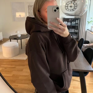 Hoodie - Oversized hoodie.  Aldrig använd, som ny, inte nopprig. Nypris 399 🤎