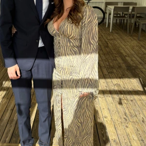 Adoore zebra klänning  - Säljer min super snygga Adoore klänning i zebra endast använd en gång. Säljer vid ett bra pris då den är som helt ny!🩷 skriv om du ha nån fråga😊