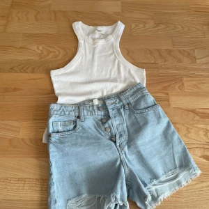 shorts  - säljer dessa två för 150kr styck den vita tröja har aldrig använts och är i stolek M från ginatrickot. Jeans shortsen är i stolek 170/S och är från hm! För mer frågor kom privat!💖