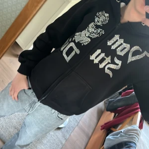 Von studio - Säljer denna snygga tröja för att den inte kommer till användning och vill ha något annat. Den är i 9/10 skick inga perlor saknas pris kan diskuteras och kan tänka mig att byta mot något annat i samma värde den är köpt på plick och var helt ny då