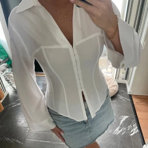 Snygg korsettskjorta - Jättesnygg vit korsettskjorta från Zara, helt ny i storleken L men motsvarar mer en M