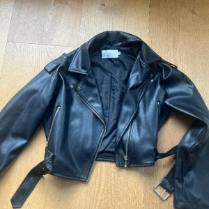 Skinnjacka - Säljer min skinnjacka från Nelly. Inga större defekter på användning och är i väldigt bra skick.