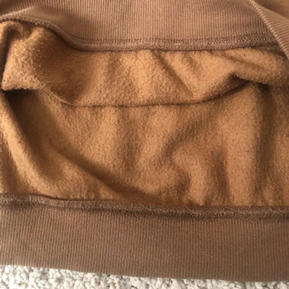 En välanvänd tröja men några fläckar som borde gå bort i tvätten. Köpt för 250kr och tvättas såklart innan jag skickar iväg den. Tröjor & Koftor.