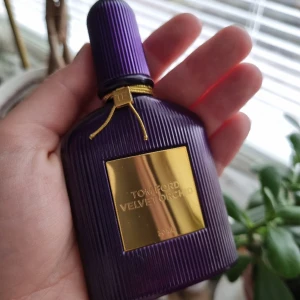 Tom Ford Velvet Orchid 30ml - Fin orientalisk blomdoft säljs i mycket bra skick!(dock utan original förpackning), knappt använd, skulle säga 95% kvar(se bild), säljer pga kom aldrig till användning Doftnoter: Italiensk bergamott, rom, honung, sammetsorkidé, svart orkidé, vanilj.