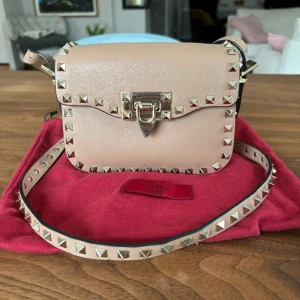 Valentino väska  - Säljer min fina ”gammelrosa”, sparsamt använda Valentinoväska då den inte kommer till användning. 🩷 Köpte för lite över 1 år sedan. Bandet är justerbart. Inga defekter utöver lite smuts på insidan pga smink som läckt i väskan. Nypris ca 14 000