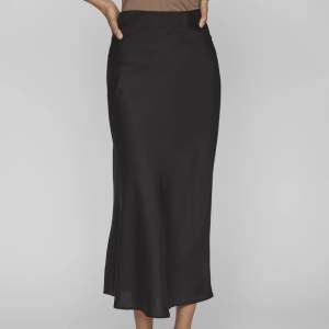 Säljer denna svarta satin kjol ifrån Bik bok. Nyskick, eftersom den inte passar. Prislappen är kvar. Köpt för 400kr. Skriv privat för flera bilder!