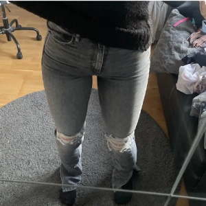 ZARA JEANS - Säljer dessa superfina jeans då de tyvärr inte kommer till användning. Köpta för ungefär ett år sedan från Plick och har använt de max 3 gånger. Jag är 164 cm lång och de är lite för långa för mig. (Lånade bilder!!) 💗