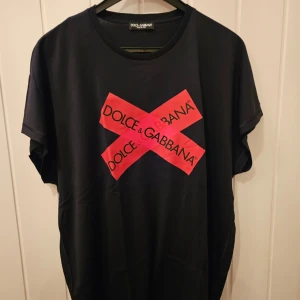 Dolce Gabbana T-shirt oversized - En helt ny Dolce Gabbana T-shirt i storlek 52 som aldrig blivit använd. T-shirten är oversized. 