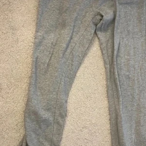 Mjukisbyxor  - Helt oanvända gråa mjukisbyxor. Mjuka på insidan också i storlek m. Kontakta för pris och fler bilder.