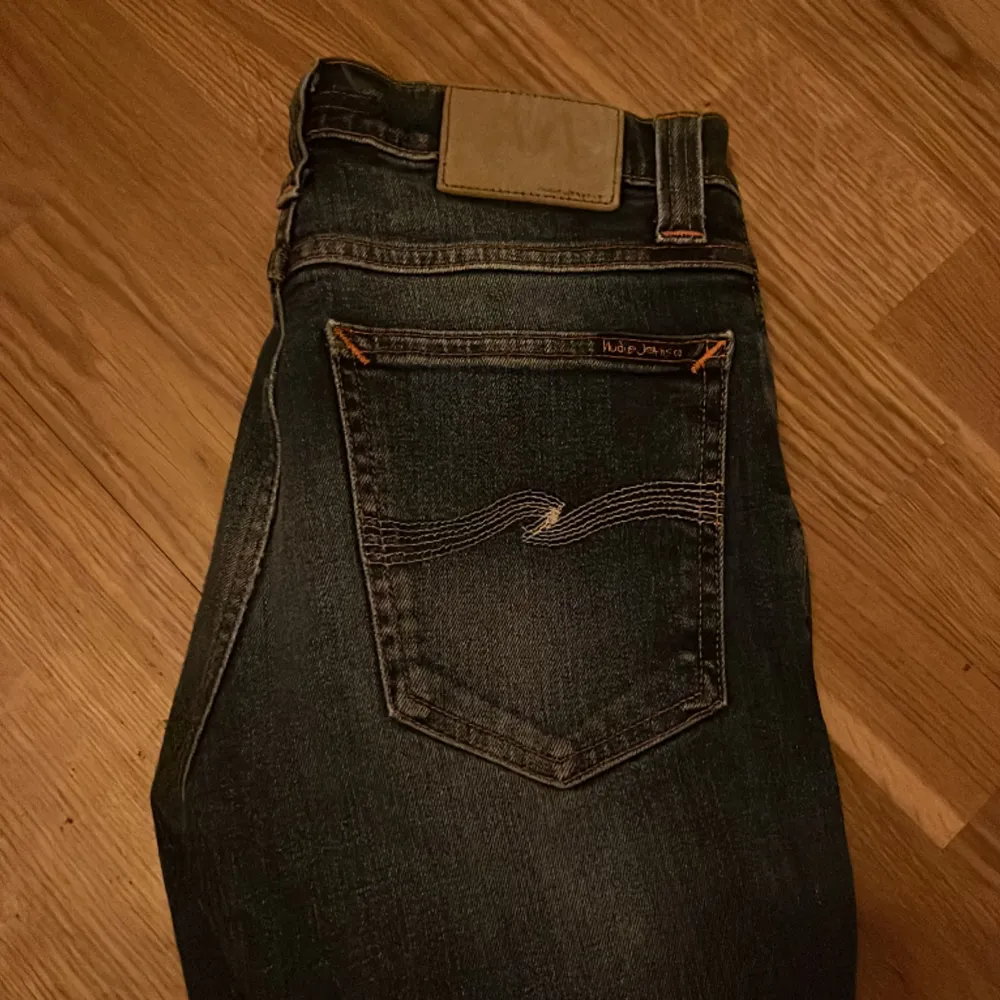 Säljer dessa feta Nudie jeans sitter stort i storleken. 25-32 men sitter större!. Jeans & Byxor.