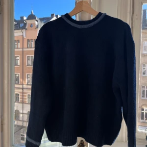 Stickad tröja zara - Stickad tröja med öppen rygg! Kan även bäras bak och fram som en cool kofta!! 