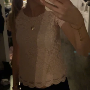 Spets tröja  - En spets tröja från Kappahl som är skit snygg. Skriv för fler bilder på.