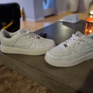 Nya vita Nike Air storlek 44 - Helt nya, endast använt/provat en gång.