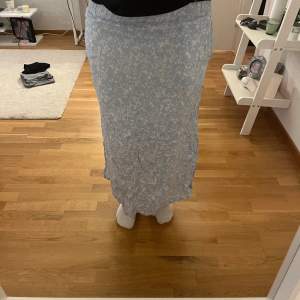 En väldigt fin mönstrad kjol med blommor på. I storlek M och fårn lager 157. Kontakta för fler bilder och pris.