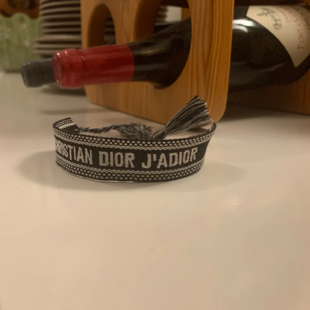 Dior armband. Svart. Passar alla storlekar. Skick 10/10. Inget OG. Nypris 2000. Säljer då det inte används. Fråga om du har frågor!. Accessoarer.