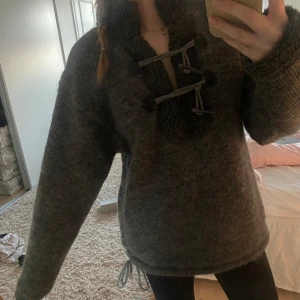 Tjocktröja  - Stickad tjocktröja som är köpt på en marknad i Spanien för 800 kr. Fint skick!