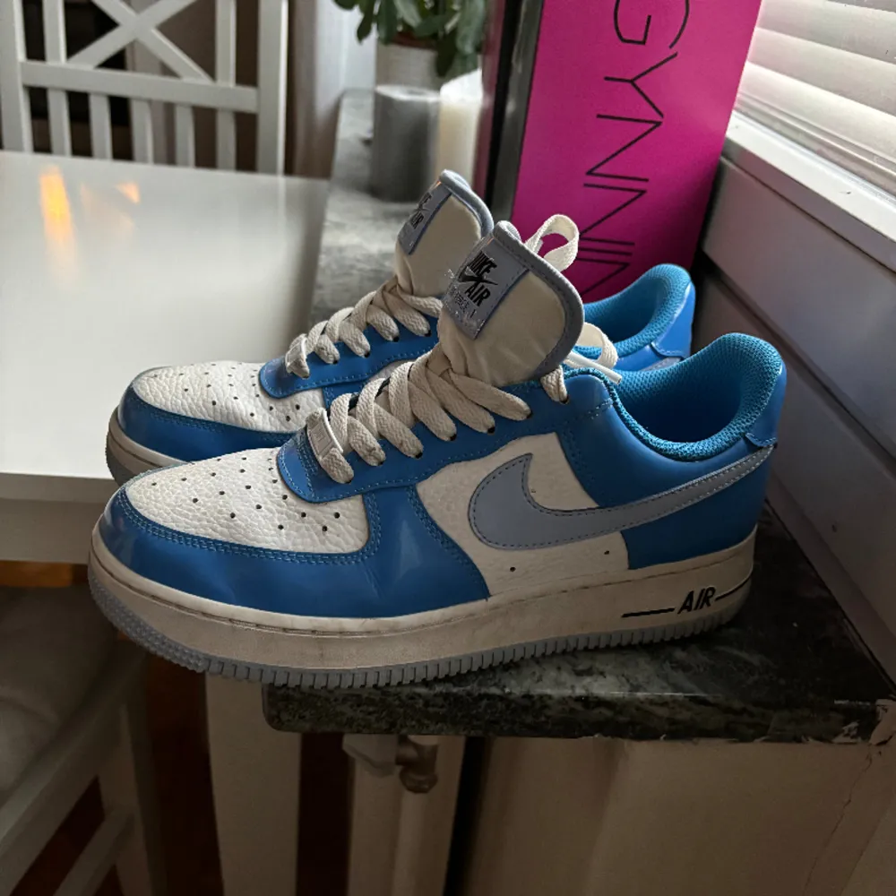 Nike air force knappt använda endast lite smutsiga, tvättas innan de säljs🩵 dam modell storlek 40. Skor.