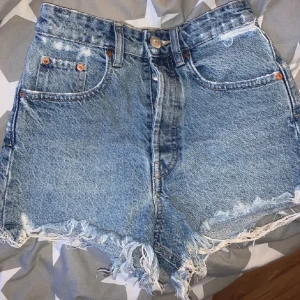 Jeansshorts zara - Jättefina blå shorts ifrån zara i storlek xs. Väldigt fint skick. Skriv om ni undrar något😊