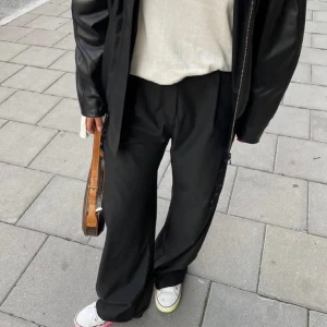 Djerf Avenue favorite pants black - Säljer dessa kostymbyxor från Djerf Avenue i nästintill nyskick. 
