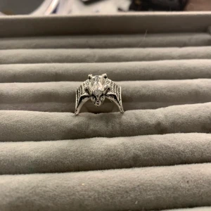 Ring  - Ascool fladdermus ring, aldrig använd!  📏Mått: justerbar ca 16-19mm