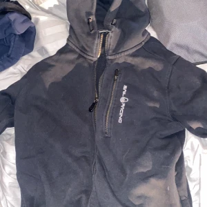 Sail racing hoodie svart - En svart Sail racing hoodie svart använder inte längre !den är inte sönder och den är i bra skick!