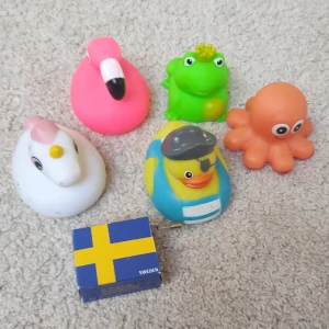 lite prylar  - säljer dessa prylar. Lite roliga bad-ankor, en musicbox med svenska nationalsången, en maskeradmask, dunderhonung burk. 