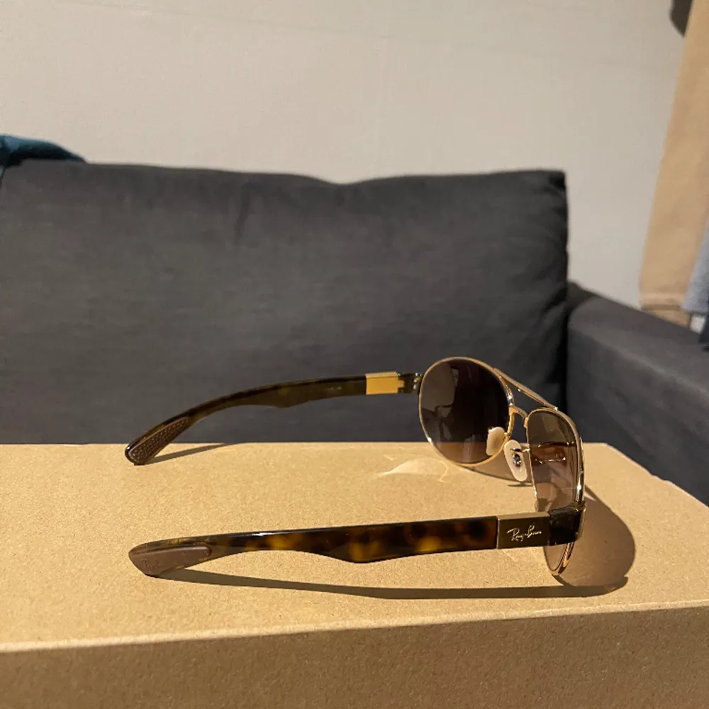Hej, säljer dessa stiliga  Rayban solglasögonen. Skicket på Glasögonen är 7/10 men dem har fortfarande mycket kvar att ge. Har ni några frågor är det bara att höra av sig. Pris kan diskuteras . Övrigt.