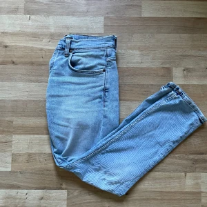 Nudie jeans  - Säljer nu mina nudie jeans i storlek 32/30. Jeansen har bra passform och är i bra skick. Modellen heter Grim Tim. Vårt pris är 299kr men går att diskutera vid snabb affär.