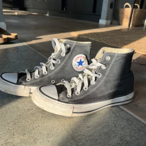 Svarta converse😮‍💨 - Säljer dessa svarta conversens som är köpta för ca 2 år sedan❤️de är väl använda men i väldigt fint skick! 