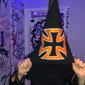 Järnkors hoodie - Tvär fet hoodie med järnkors symbolen på armarna och luvan, luvan e tvär lång å maxar fitten ong🔥‼️ Vne vad d är för storlek för d står nt i men den sitter som en S/M  Skriv privat för mer info elr bilder