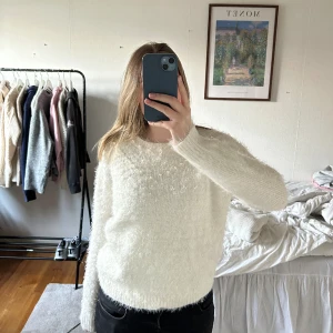 Tröja med pärlor  - Superfin tröja med pärlor.💕