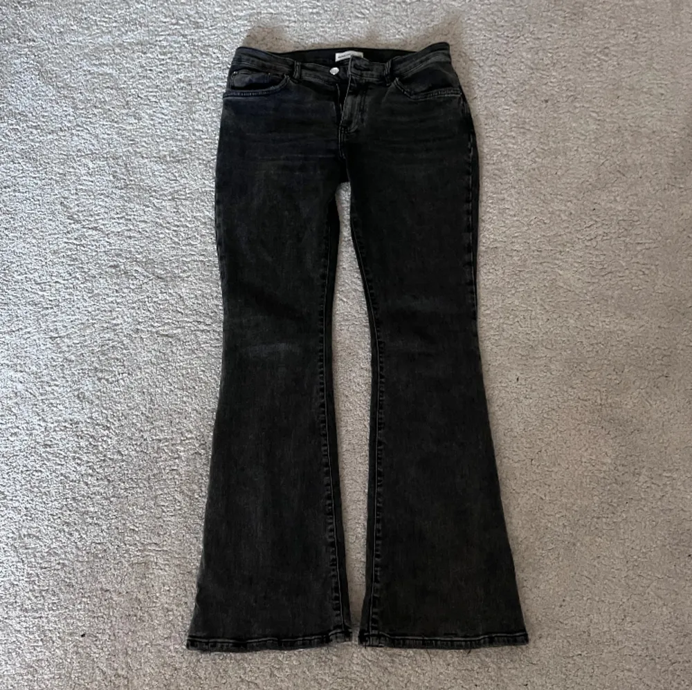 Mörk gråa lågmidjade  jeans . Jeans & Byxor.