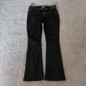 Mörk gråa lågmidjade  jeans 