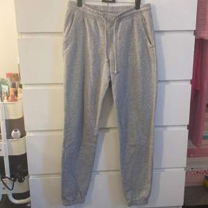 Gråa sweatpants i stl xs, endast använd en gång. (Jag har ett till par fast i stl M som inte är använda, skriv om du heller vill ha stl M)