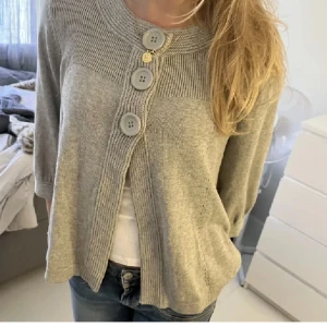 Trekvarts kofta - Super fin trekvarts kofta. Super fin med typ ett linne under. Perfekt nu till våren. Finns inte att köpa längre på hm.