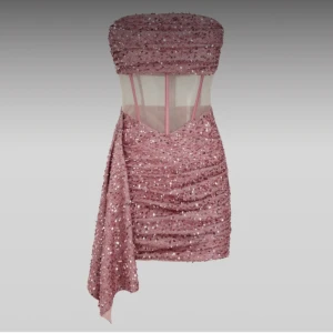 Festklänning  - Kort snygg och festlig klänning med paljetter. Passar till fest, utekvällar eller liknande. Köpt från cider, storlek L, vet ej måtten då dem ej har kvar den på hemsidan längre. Sätter originalpris, kom med bud. Har en till i XL