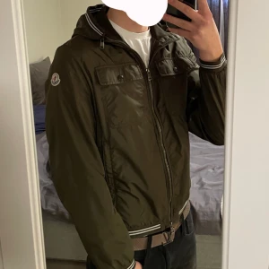 Moncler Windbreaker/jaeanclude  - Hej, säljer min olive gröna Moncler jeanclude/windbreaker jacka i storlek 2 s/m. Super bra skick och inga defekter. För mer bilder eller äktehetsbevis så är det bara att skriva!🙌💬 Pris kan diskuteras!
