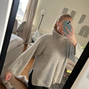 Stickad tröja  - Stickad ribbad polotröja, stor och mysig. 