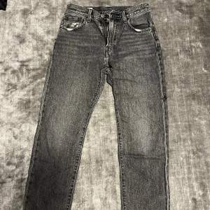 Hej! Säljer nu ett par Levis 551 jeans i storlek W28 L30. Skick 7/10. Köpta för 1200kr säljer för 299kr. Tveka ej att höra av dig vid eventuell fråga.