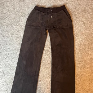 Juicy couture  - Äkta juicy couture byxor som är lågmidjade, bra skick, bra längd till mig som är 170 men skulle absolut passa till kortare perfekt, fattas en metall grej på ena snöret men det är inget man tänker på 