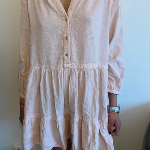 Slutsåld zara klänning💖💖💓💕 - Säljer denna slutsålda rosa zara klänning eftersom att den är för stor för mig (det är min syster på bilden). Köpt i somras men använd ca 3-4 ggr.💖 TRYCK SNÄLLA INTE PÅ KÖP NU!!💓💓💓