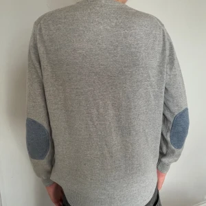 Stenström tröja  - En fin stenström tröja i fint skick. Den är i L barnstorlek men passar S i herrstorlek. Modellen på bilden är 176 cm