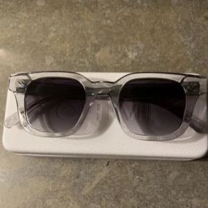 Chimi 04 grey solglasögon - Snygga gråa chimis modell 04 i nyskick.