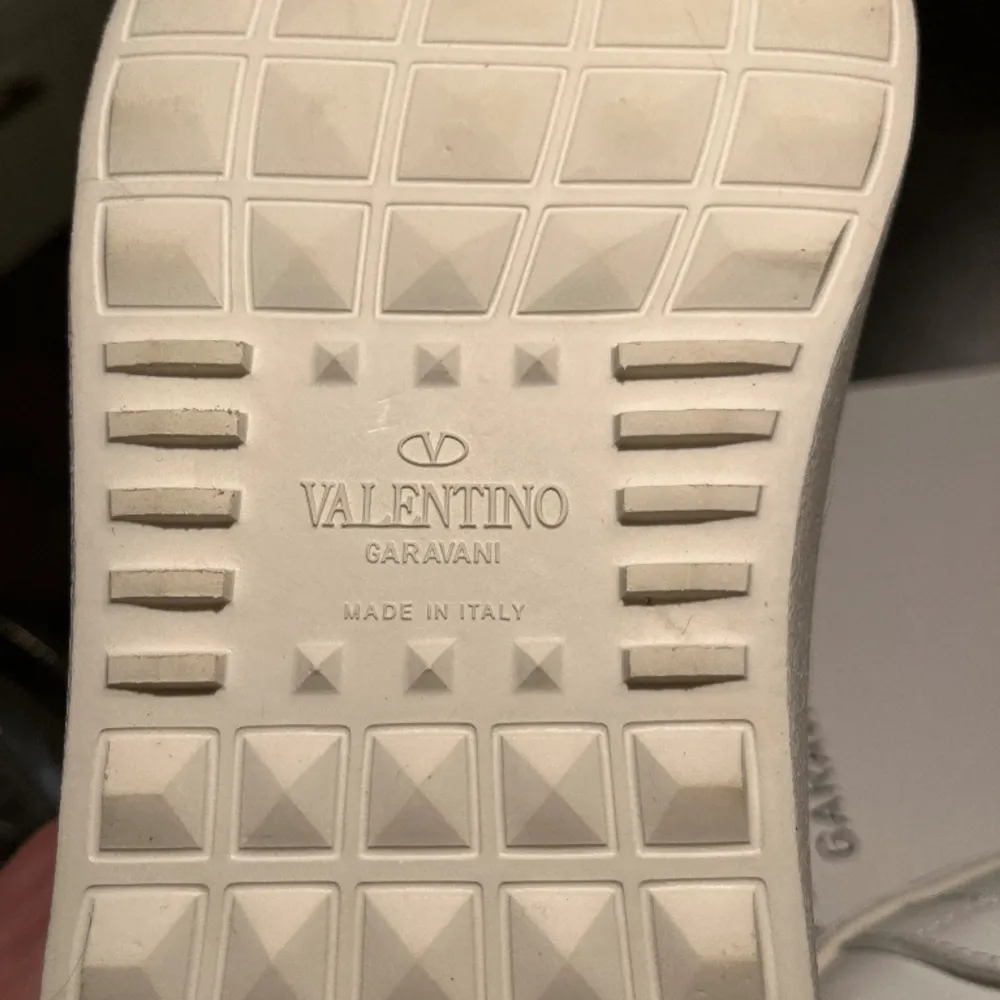 1:1 valentino skor, ser exakt likadana ut som orginal. Säljer för de är för små, Storlek 45 men skulle rekommendera för någon med storlek 44. Använda 1 gång är som helt nya och fräsha.. Skor.