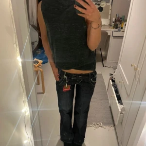 Lågmidjade bootcut jeans - s/36/8  Skriv för mer info💕