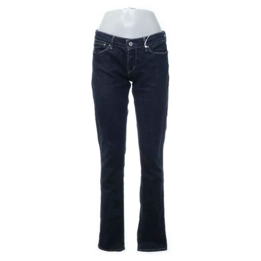 Snygga lågmidjade jeans köpta från sellpy,aldrig använt själv ❤️‍🔥kom med frågor eller pris förslag . Jeans & Byxor.